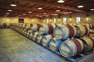 tonneaux de vins dans une cave